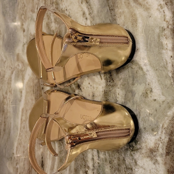 Tamara Mellon flat gold strap sandal with clear strap - Picture 2 of 10